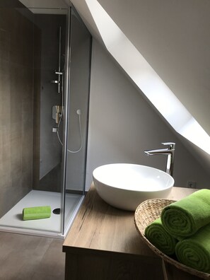 Bathtub, hair dryer, towels, soap - Vacation home, 200sqm, family-friendly, large sauna, garden and e-charger (Innernzell)