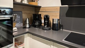 咖啡機/沖茶器、雪櫃、微波爐、焗爐