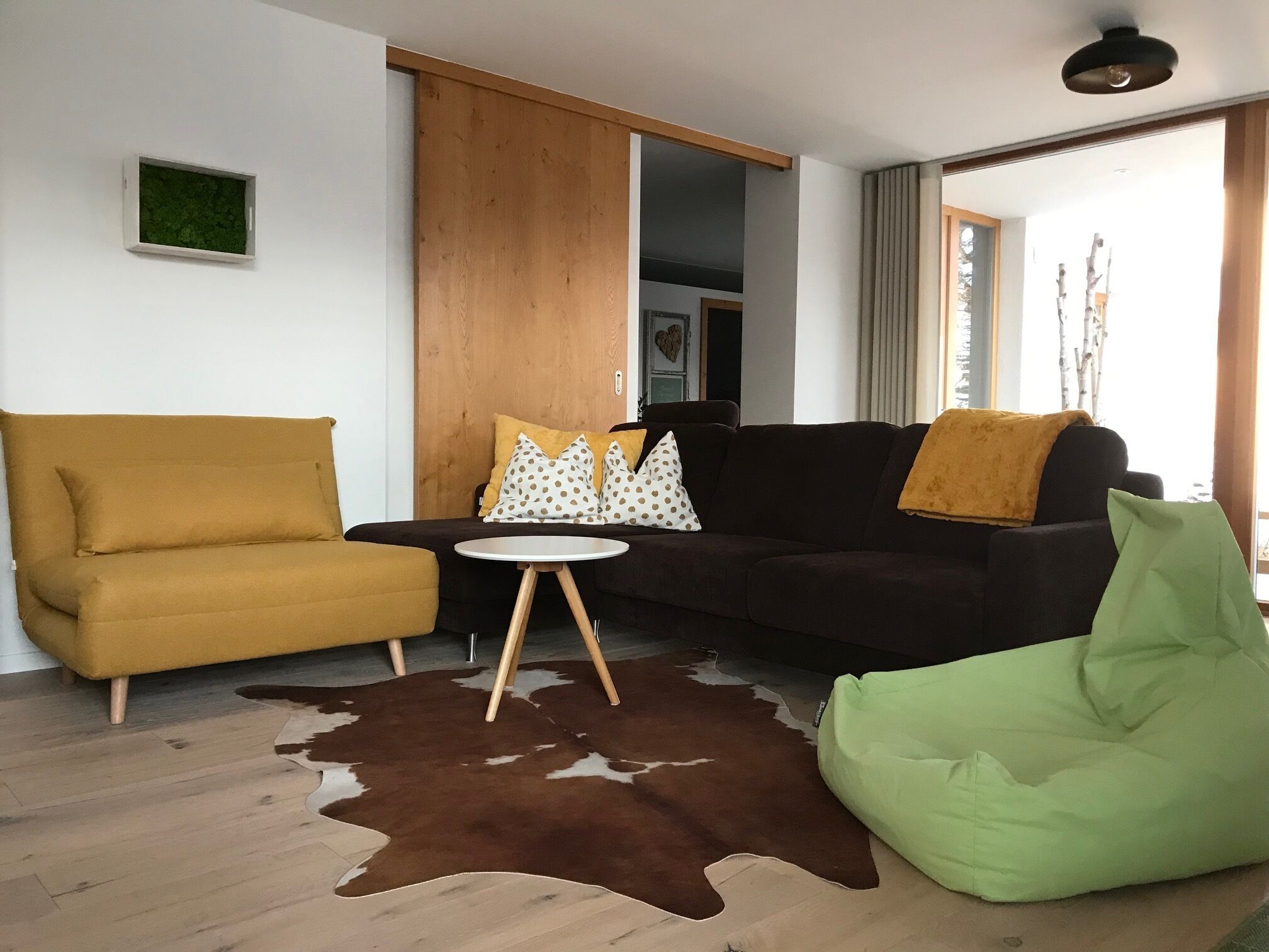 Smart-TV, Tischfußball, Tischtennisplatte, Bücher