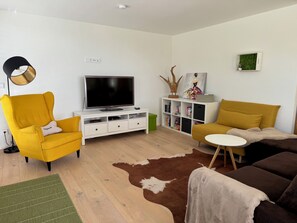Smart TV, pebolim, livros, aparelho de som