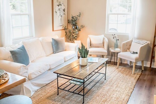 Renovated Modern Farmhouse Style Close to Downtown!