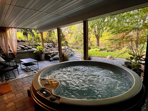 Hot Tub with a View, Private Modern Garden Level Apartment, Conservancy Access