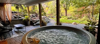Hot Tub with a View, Private Modern Garden Level Apartment, Conservancy Access