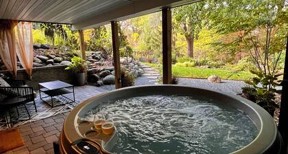 Hot Tub with a View, Private Modern Garden Level Apartment, Conservancy Access