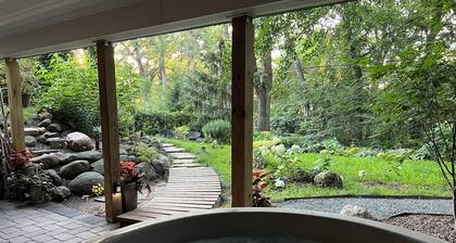 Hot Tub with a View, Private Modern Garden Level Apartment, Conservancy Access