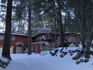 Exterior - Family friendly, Full Kitchen, EV Charger Level 2, A/C, Easy Parking, Fireplace (Idyllwild-Pine Cove)