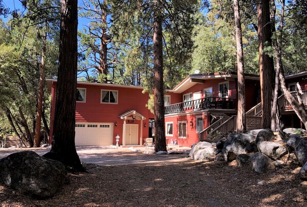 Exterior - Family friendly, Full Kitchen, EV Charger Level 2, A/C, Easy Parking, Fireplace (Idyllwild-Pine Cove)
