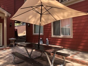 Outdoor dining - Family friendly, Full Kitchen, EV Charger Level 2, A/C, Easy Parking, Fireplace (Idyllwild-Pine Cove)