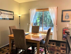 Dining - Family friendly, Full Kitchen, EV Charger Level 2, A/C, Easy Parking, Fireplace (Idyllwild-Pine Cove)
