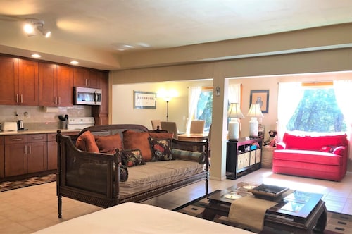 Family friendly, Full Kitchen, EV Charger Level 2, A/C, Easy Parking, Fireplace