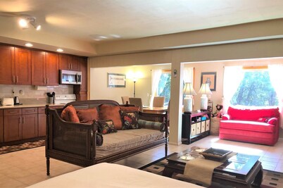 Family friendly, Full Kitchen, EV Charger Level 2, A/C, Easy Parking, Fireplace