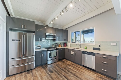 Harbor View Townhouse! Across from Kiddie Beach! Upper Unit + Dogs Welcome