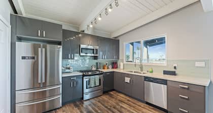 Harbor View Townhouse! Across from Kiddie Beach! Upper Unit + Dogs Welcome