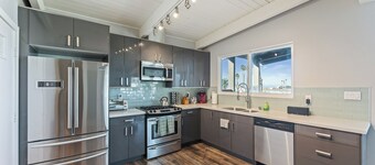 Harbor View Townhouse! Across from Kiddie Beach! Upper Unit + Dogs Welcome