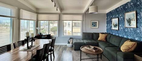 تلفزيون ذكي، مدفأة، كُتُب