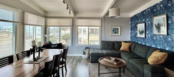 Come enjoy the sunset at this Harbor view townhouse! Parking, Beach Gear +Dog!