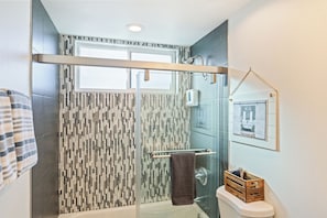 Shower, hair dryer, towels