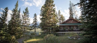 Pine Cabin, Wood Fireplace, Bathtub Only