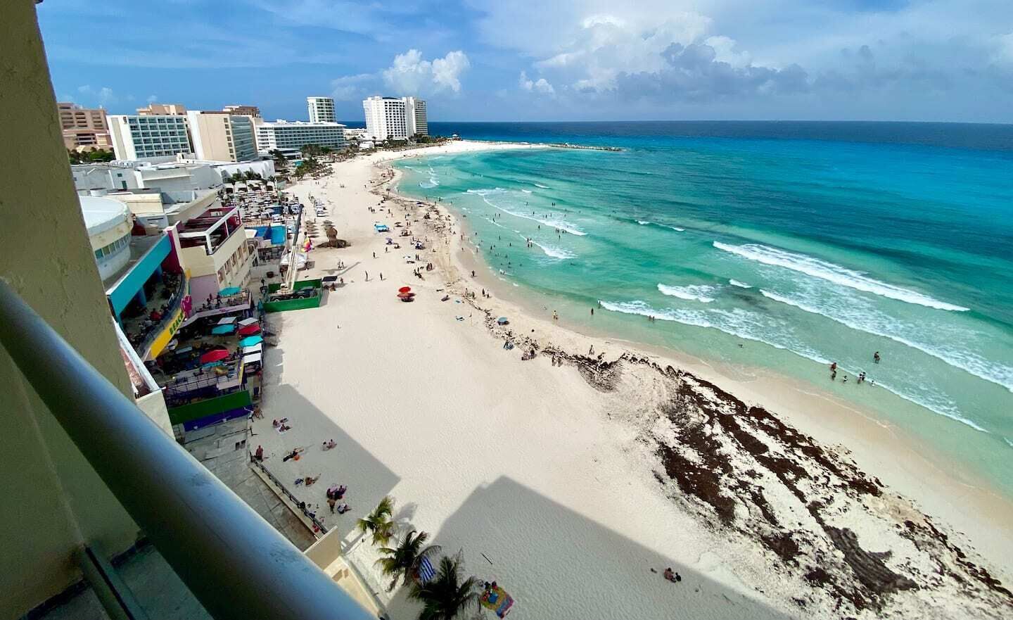 Plage, chaises longues, serviettes de plage