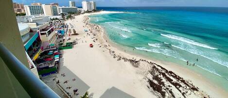 Plage, chaises longues, serviettes de plage