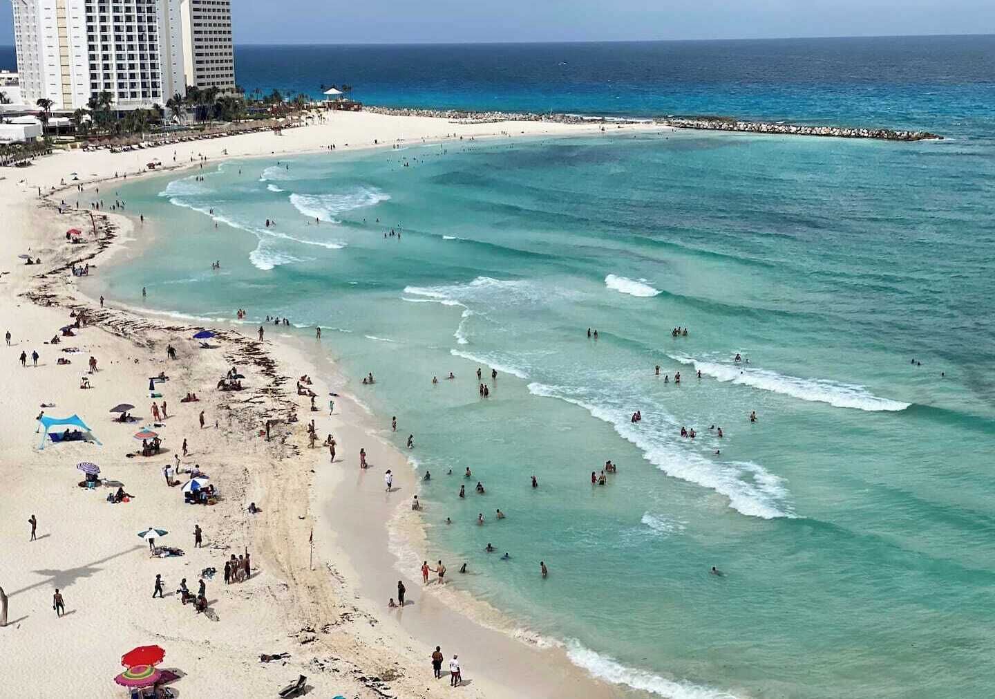 Plage, chaises longues, serviettes de plage