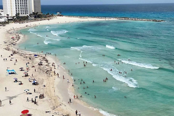 Sulla spiaggia, lettini da mare, teli da spiaggia
