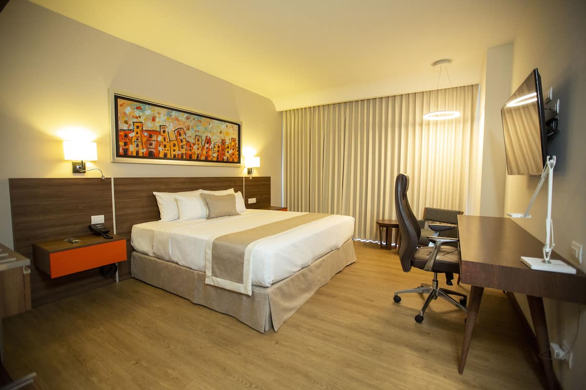 Luxe beddengoed, een minibar, een kluis op de kamer