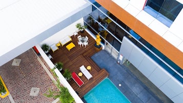 Alberca al aire libre y camastros