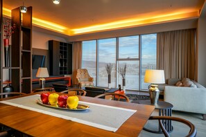 Presidential Room, 1 Bedroom, Hot Tub, City View | Premium bedding, minibar, in-room safe, individually decorated - Metria Hotel (León)