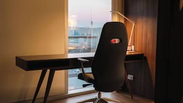 Habitación familiar | Zona de estar | Smart TV de 50 pulgadas con canales por cable, una televisión