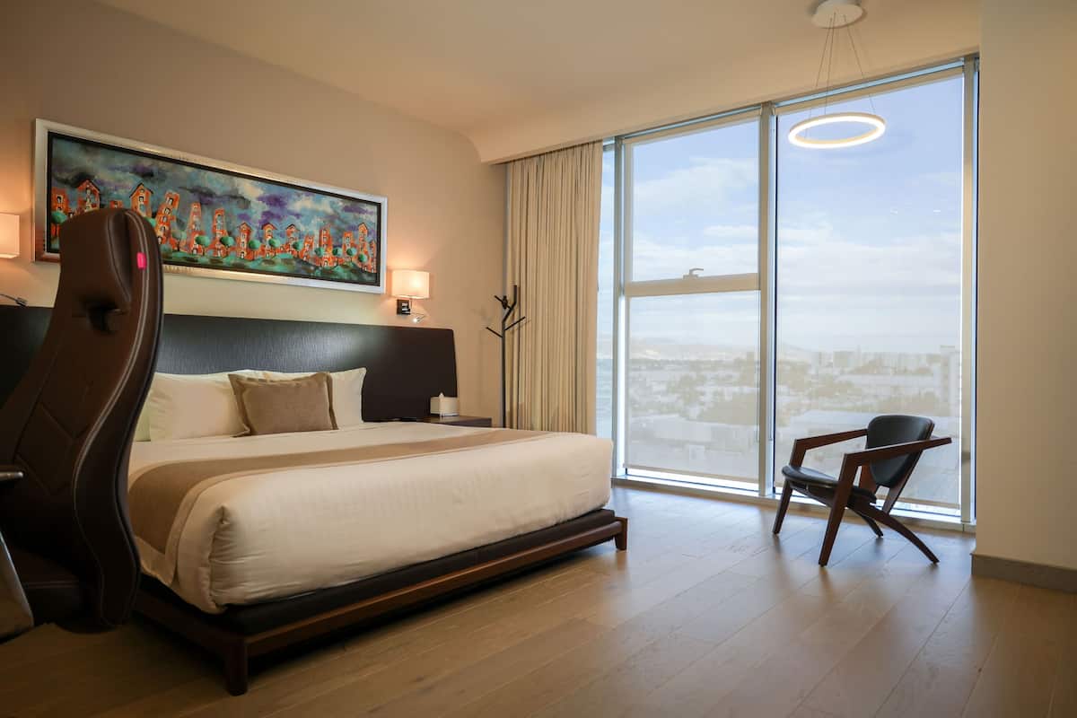Presidentiële kamer, 1 slaapkamer, hot tub, uitzicht op stad | Luxe beddengoed, een minibar, een kluis op de kamer