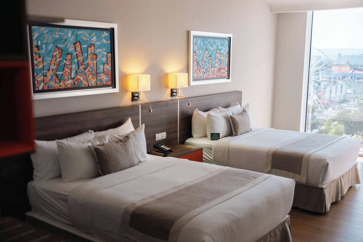 Habitación junior doble | Ropa de cama de alta calidad, minibar, caja fuerte y escritorio