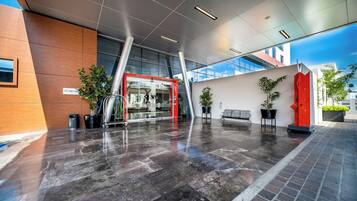 Vista frontal de la propiedad