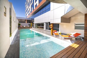 Piscina externa, espreguiçadeiras