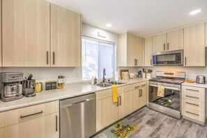 Fridge, microwave, oven, stovetop -  Las Vegas Clean 3BR House Near Shopping, Dining, Entertainment in Summerlin (Las Vegas)