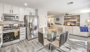 ثلاجة، ميكروويف، فرن، موقد طهي مسطح