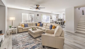 Smart TV, chimenea y oficina 