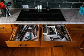 Réfrigérateur, four à micro-ondes, un four, surface de cuisson