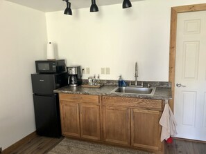 Geladeira, micro-ondas, cafeteira/chaleira, chaleira elétrica