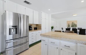 Maison (Farrell 3) | Cuisine privée | Réfrigérateur, four à micro-ondes, lave-vaisselle, cafetière-théière
