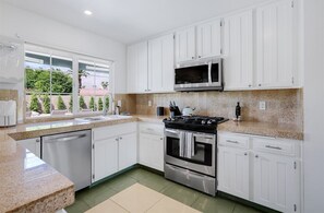 Maison (Farrell 3) | Cuisine privée | Réfrigérateur, four à micro-ondes, lave-vaisselle, cafetière-théière