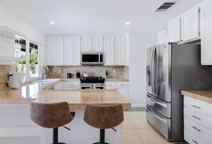 House (Farrell 3) | Private kitchen | Fridge, microwave, dishwasher, coffee/tea maker - Farrell 3 (Palm Springs)
