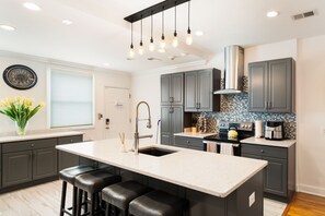 雪櫃、微波爐、焗爐、爐具