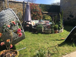 Property grounds - Charming 18th century stone cottage in the Cotswolds with garden and parking (Moreton-in-Marsh)