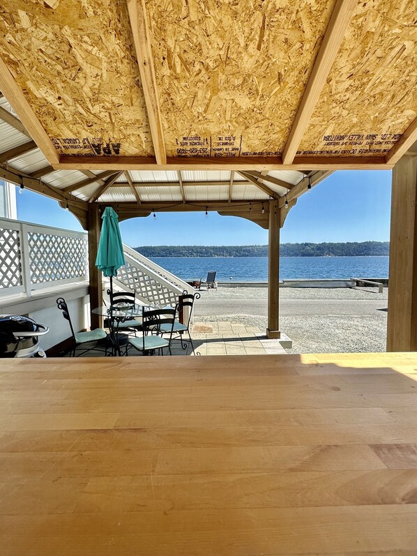 Outdoor dining - Waterfront Cabin on Camano Island with hot tub and outdoor patio. (Camano)