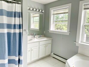 Combined shower/tub, jetted tub, hair dryer, towels - Spacious, Well-Appointed Home for Large Groups Close to Beaches and Restaurants! (Wells)