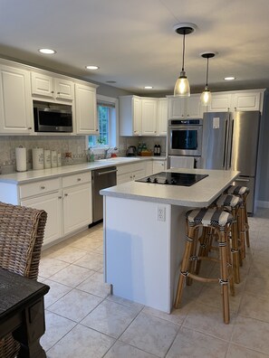 Kjøleskap, mikrobølgeovn, ovn og kokeplater