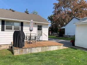 Outdoor dining - Bissell's Hideaway in the Heart of old town Niagara on the lake (Niagara-on-the-Lake)