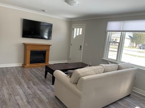 Smart TV, fireplace - Bissell's Hideaway in the Heart of old town Niagara on the lake (Niagara-on-the-Lake)