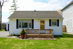 Exterior - Walk to Queen St • Shaw Festival • Local Shops • Wineries (Niagara-on-the-Lake)